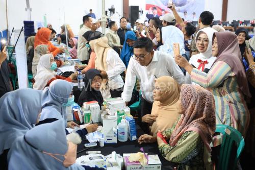 Gubernur Banten, Andra Soni hairi pelaksanaan Program Cek Kesehatan Gratis di Ciceri. Foto Biro Adpim Banten