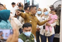 Gubernur Banten, Andra Soni pada pelaksanaan Program Cek Kesehatan Gratis di Tangsel. Foto Biro Adpim Banten