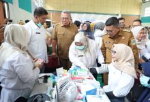 Gubernur Banten, Andra Soni dan Wali Kota Tangsel, Benyamin Davnie tinjau pelaksanaan Cek Kesehatan Gratis. Foto Biro Adpim Banten