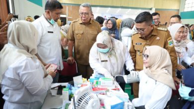 Gubernur Banten, Andra Soni dan Wali Kota Tangsel, Benyamin Davnie tinjau pelaksanaan Cek Kesehatan Gratis. Foto Biro Adpim Banten