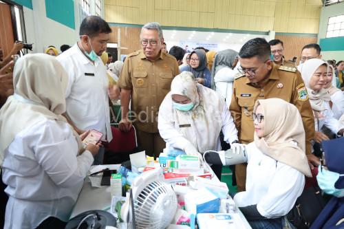 Gubernur Banten, Andra Soni dan Wali Kota Tangsel, Benyamin Davnie tinjau pelaksanaan Cek Kesehatan Gratis. Foto Biro Adpim Banten