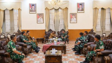 Gubernur Banten, Andra Soni menerima kunjungan Danrem 064/ Maulana Yusuf, Brigjen TNI Edi Saputra. Foto: Biro Adpim Banten