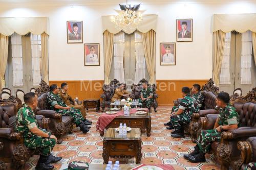 Gubernur Banten, Andra Soni menerima kunjungan Danrem 064/ Maulana Yusuf, Brigjen TNI Edi Saputra. Foto: Biro Adpim Banten