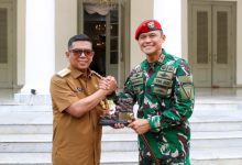Gubernur Banten, Andra Soni bersama Dangrup 1 Kopassus, Raden Nashrul. Foto: Biro Adpim Banten