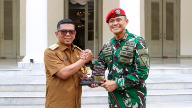 Gubernur Banten, Andra Soni bersama Dangrup 1 Kopassus, Raden Nashrul. Foto: Biro Adpim Banten
