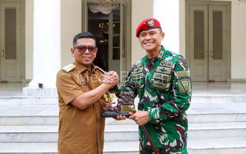 Gubernur Banten, Andra Soni bersama Dangrup 1 Kopassus, Raden Nashrul. Foto: Biro Adpim Banten