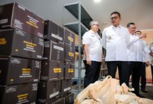Gubernur Banten, Andra Soni meninjau bantuan sosial. Foto Biro Adpim Banten