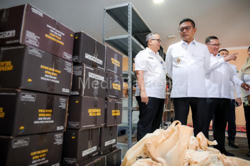Gubernur Banten, Andra Soni meninjau bantuan sosial. Foto Biro Adpim Banten