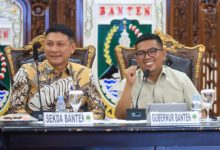 Gubernur Banten, Andra Soni bersama Sekda Banten, Deden Apriandhi. Foto Biro Adpim Banten