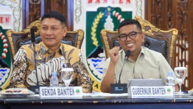 Gubernur Banten, Andra Soni bersama Sekda Banten, Deden Apriandhi. Foto Biro Adpim Banten