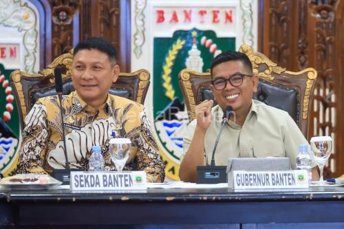 Gubernur Banten, Andra Soni bersama Sekda Banten, Deden Apriandhi. Foto Biro Adpim Banten