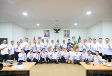 Gubernur Banten, Andra Soni bersama pengurus Dekopin Banten. Foto Biro Adpim Banten