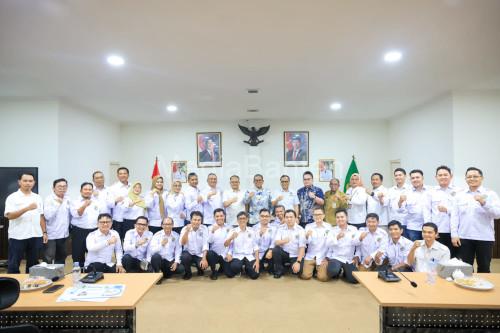 Gubernur Banten, Andra Soni bersama pengurus Dekopin Banten. Foto Biro Adpim Banten