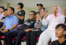 Andra Soni, Gubernur Banten hadir dalam pertandingan Dewa United Banten FC lawan Persabaya di BIS. Foto: Biro Adpim Banten
