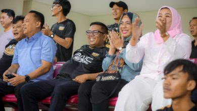 Andra Soni, Gubernur Banten hadir dalam pertandingan Dewa United Banten FC lawan Persabaya di BIS. Foto: Biro Adpim Banten