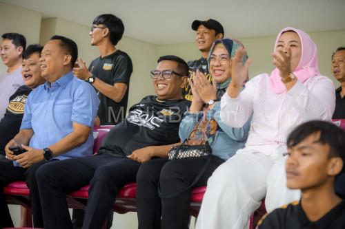 Andra Soni, Gubernur Banten hadir dalam pertandingan Dewa United Banten FC lawan Persabaya di BIS. Foto: Biro Adpim Banten