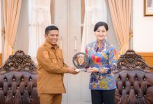 Gubernur Banten, Andra Soni bersama Fridericia Widyasari Dewi, Anggota Komisioner OJK. Foto Biro Adpim Banten