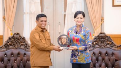 Gubernur Banten, Andra Soni bersama Fridericia Widyasari Dewi, Anggota Komisioner OJK. Foto Biro Adpim Banten