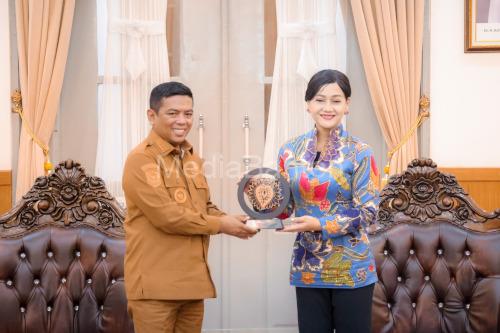 Gubernur Banten, Andra Soni bersama Fridericia Widyasari Dewi, Anggota Komisioner OJK. Foto Biro Adpim Banten