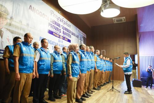 Gubernur Banten, Andra Soni mengukuhkan Dewan SDA Banten. Foto Biro Adpim Banten