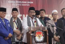 Andra Soni dan Dimyati Natakusumah daftar ke KPU Banten untuk berlaga di Pilgub Banten. Foto: Abdul Hadi