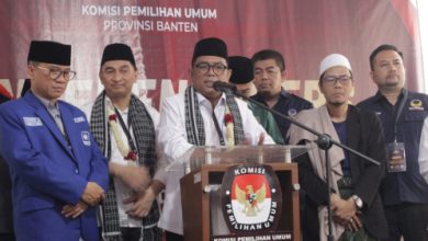 Andra Soni dan Dimyati Natakusumah daftar ke KPU Banten untuk berlaga di Pilgub Banten. Foto: Abdul Hadi