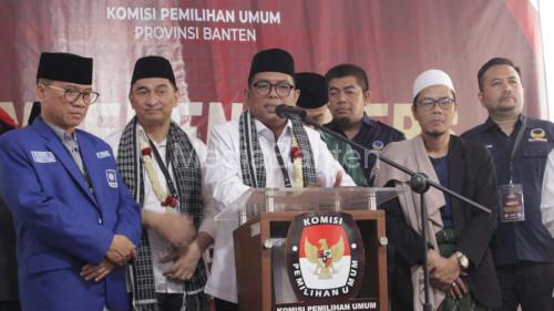 Andra Soni dan Dimyati Natakusumah daftar ke KPU Banten untuk berlaga di Pilgub Banten. Foto: Abdul Hadi