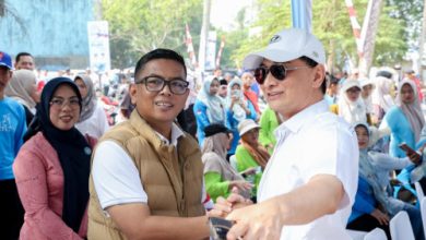 Gubernur Banten, Andra Soni dan Wagub Banten, Achmad Dimyati Nataksumah bersama 1.200 warga Labuan. Foto Biro Adpim Banten