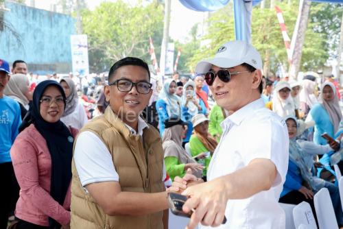 Gubernur Banten, Andra Soni dan Wagub Banten, Achmad Dimyati Nataksumah bersama 1.200 warga Labuan. Foto Biro Adpim Banten