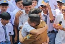 Gubernur Banten, Andra Soni dipeluk salah satu siswa SMK Pandeglang. Foto Biro Adpim Banten