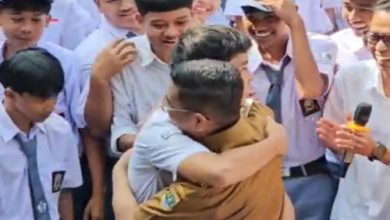 Gubernur Banten, Andra Soni dipeluk salah satu siswa SMK Pandeglang. Foto Biro Adpim Banten