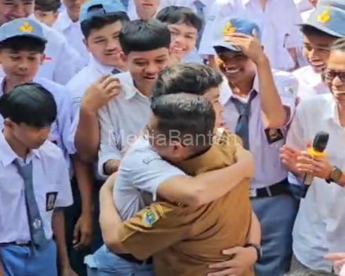 Gubernur Banten, Andra Soni dipeluk salah satu siswa SMK Pandeglang. Foto Biro Adpim Banten