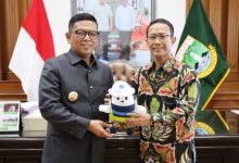 Gubernur Banten, Andra Soni dan Dirut PT MRT Jakarta Tuhiyat. Foto: Biro Adpim Banten