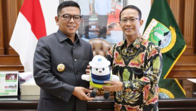 Gubernur Banten, Andra Soni dan Dirut PT MRT Jakarta Tuhiyat. Foto: Biro Adpim Banten