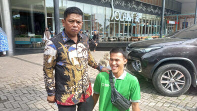 Ketua DPRD Banten, Andra Soni bersama penyandang disabilitas. Foto: Aden Hasanudin