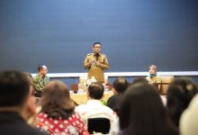 Gubernur Banten, Andra Soni berdiskusi dengan pengelola rumah sakit se-Banten. Foto Biro Adpim Banten