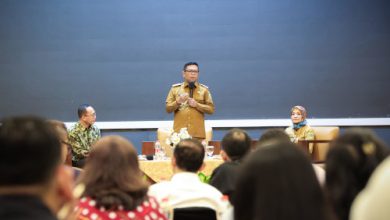 Gubernur Banten, Andra Soni berdiskusi dengan pengelola rumah sakit se-Banten. Foto Biro Adpim Banten