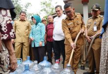 Gubernur Banten, Andra Soni tengah mengisi air bersih ke galon. Foto Biro Adpim Banten