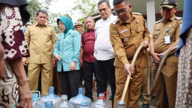 Gubernur Banten, Andra Soni tengah mengisi air bersih ke galon. Foto Biro Adpim Banten
