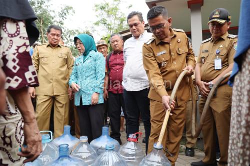 Gubernur Banten, Andra Soni tengah mengisi air bersih ke galon. Foto Biro Adpim Banten