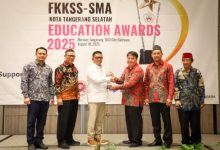 Andra Soni, Gubernur Banten meneria penghargaan dari FKKSS Tangsel. Foto Biro Adpim Banten