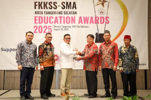 Andra Soni, Gubernur Banten meneria penghargaan dari FKKSS Tangsel. Foto Biro Adpim Banten