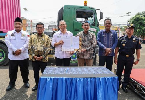 Gubernur Banten, Andra Soni melepas ekspor emping melinjo ke Arab Saudi. Foto: Biro Adpim Banten