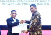 Gubernur Banten, Andra Soni bersama Kepala Perwakilan BPK PRovinsi Banten, Friman Nurcahyadi. Foto Biro Adpim Banten