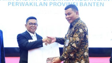 Gubernur Banten, Andra Soni bersama Kepala Perwakilan BPK PRovinsi Banten, Friman Nurcahyadi. Foto Biro Adpim Banten