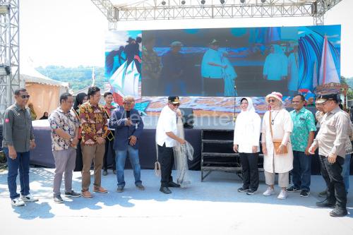 Gubernur Banten,Andra Soni membuka Festival Krang Kabua di Bayah, Kabupaten Lebak. Foto: Biro Adpim Banten