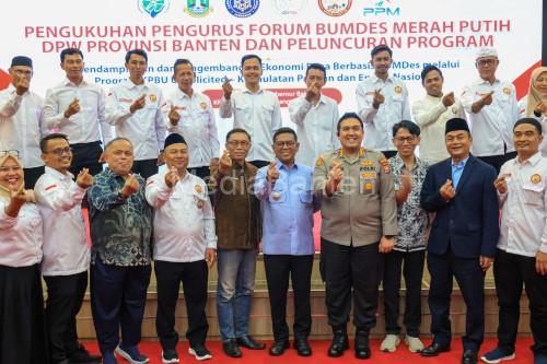 Gubernur Banten, Andra Soni dalam pengukuhan Forum Bumdes Bante. Foto Biro Adpim Banten