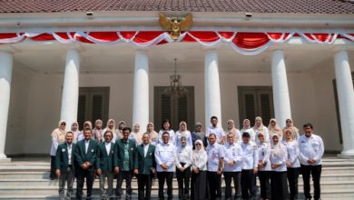 Gubernur Banten, Andra Soni foto bersama dengan para nakes. Foto: Biro Adpim Banten