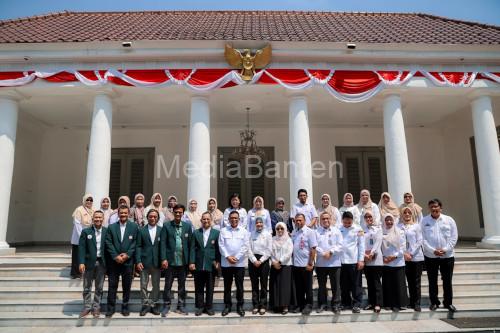 Gubernur Banten, Andra Soni foto bersama dengan para nakes. Foto: Biro Adpim Banten