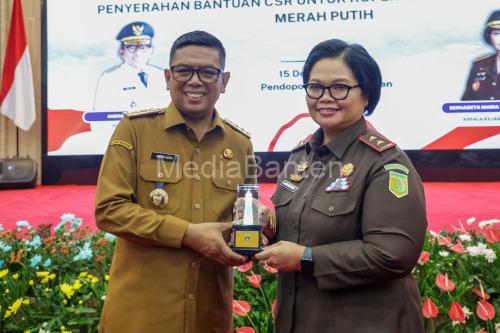 Gubernur Banten, Andra Soni bersama Kepala Kejati Bante, Barnadeta Maria Ema Elastiyani. foto Biro Adpim Banten